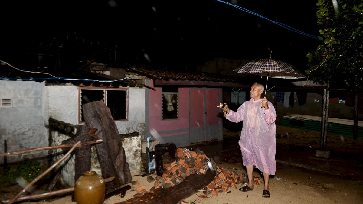 Mies tutki myrskyn tuhoja Narathiwatin maakunnassa, Etelä-Thaimaassa 3. tammikuuta.
