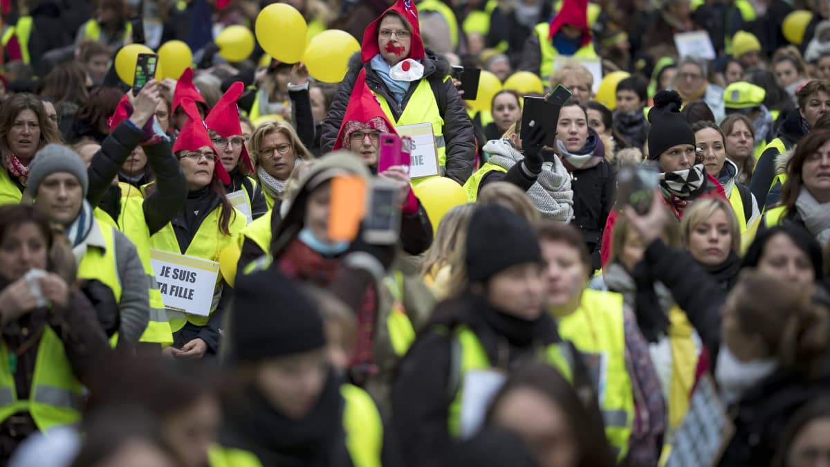 Naiset marssivat keltaisiin liiveihin pukeutuneina sunnuntaina Pariisissa.