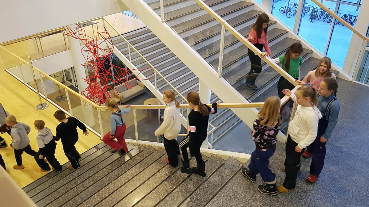 Oppilaita kulttuurikeskus Virran väistötiloissa
