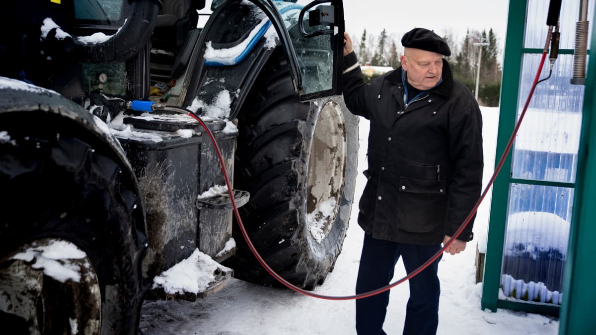 Erkki kalmari tankkaa biokaasua traktoriin