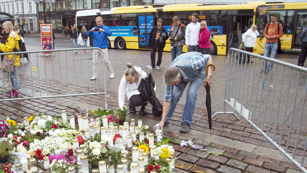 Ihmiset toivat kynttilöitä puukkoiskun uhrien muistolle Turun kauppatorille 19. elokuuta 2017.