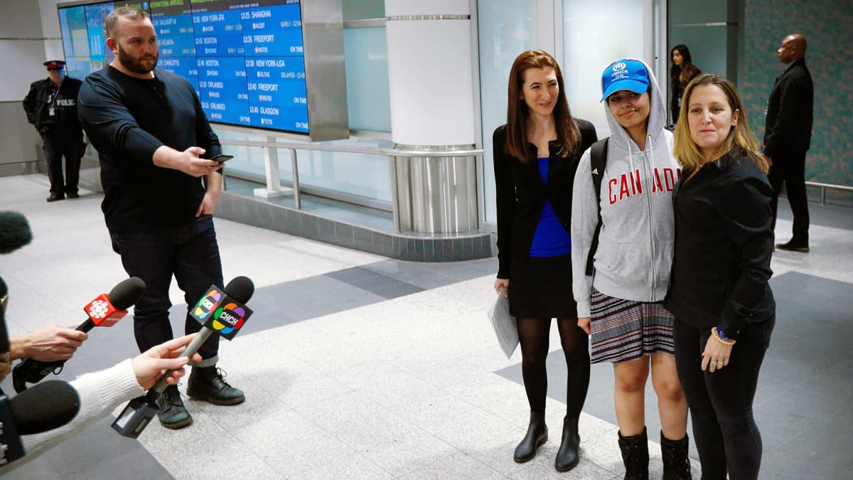 Rahaf Mohammed al-Qunun tiedotustilaisuudessa lentokentällä Torontossa.