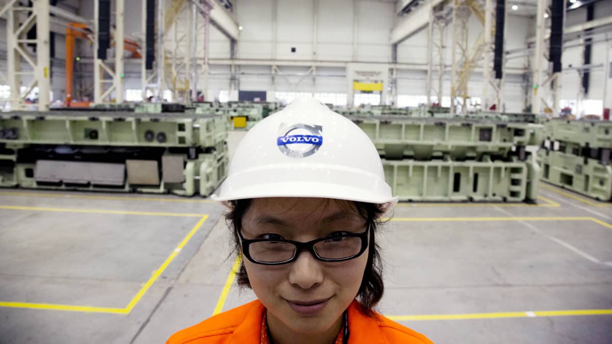 Työntekijä Volvon Kiinan tehtaalla Chengdussa.