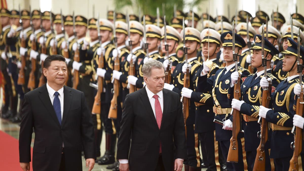 Sauli Niinistö ja  Kiinan presidentti Xi Jinping tarkastavat kunniavartioston.