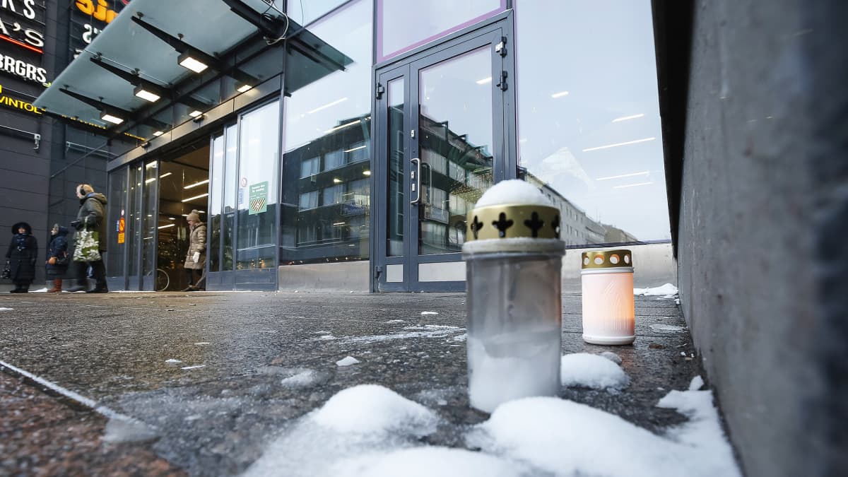 Muistokynttilöitä kauppakeskus Valkean oven edustalla Oulussa.