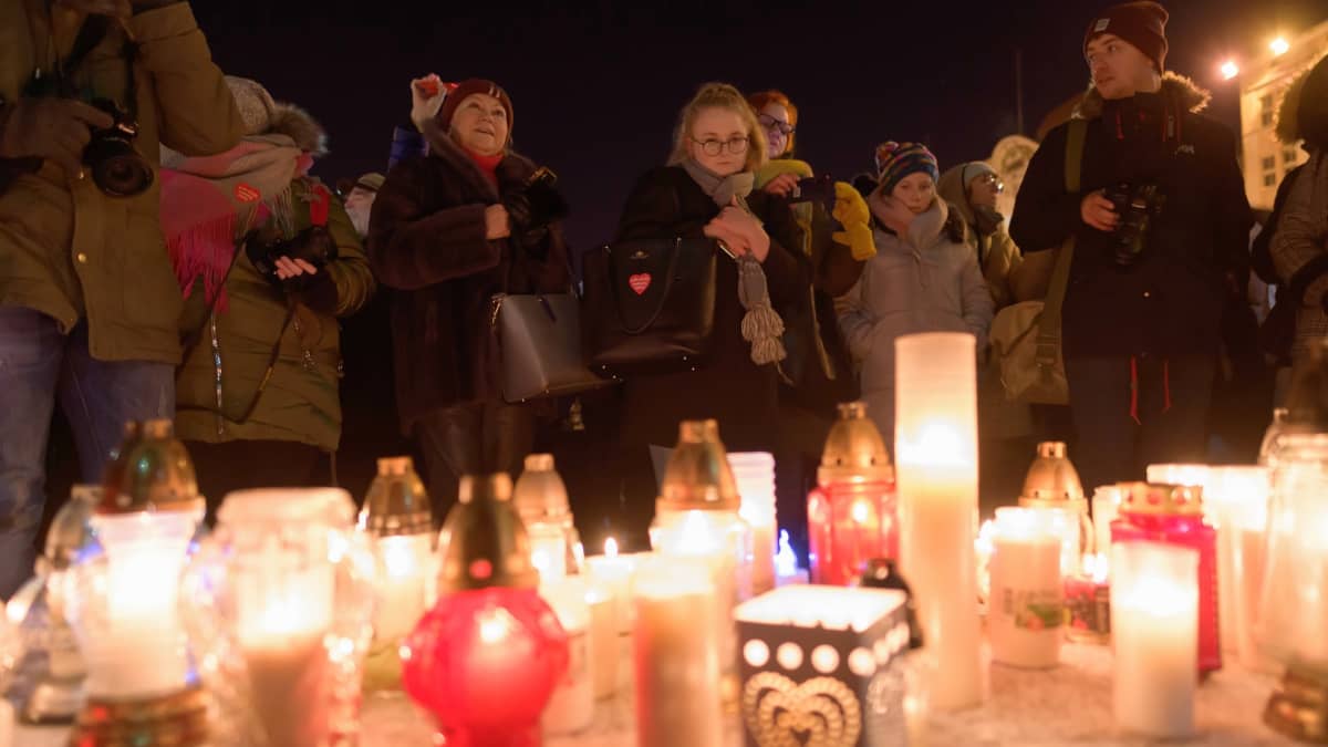 Ihmiset toivat kynttilöitä menehtyneen Gdanskin pormestarin Pawel Adamowiczin muistoksi.