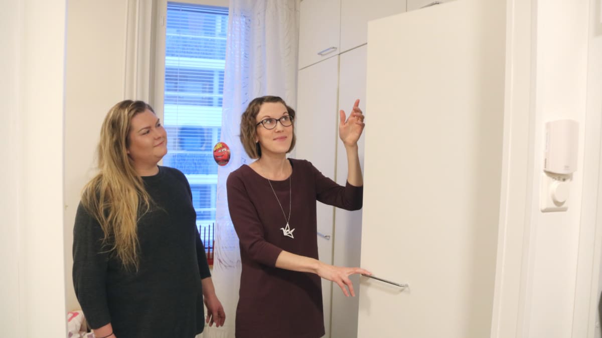 Ammattijärjestäjä Sanna Koskinen näyttää Krista Kruballylle ovinaulakon paikkaa.