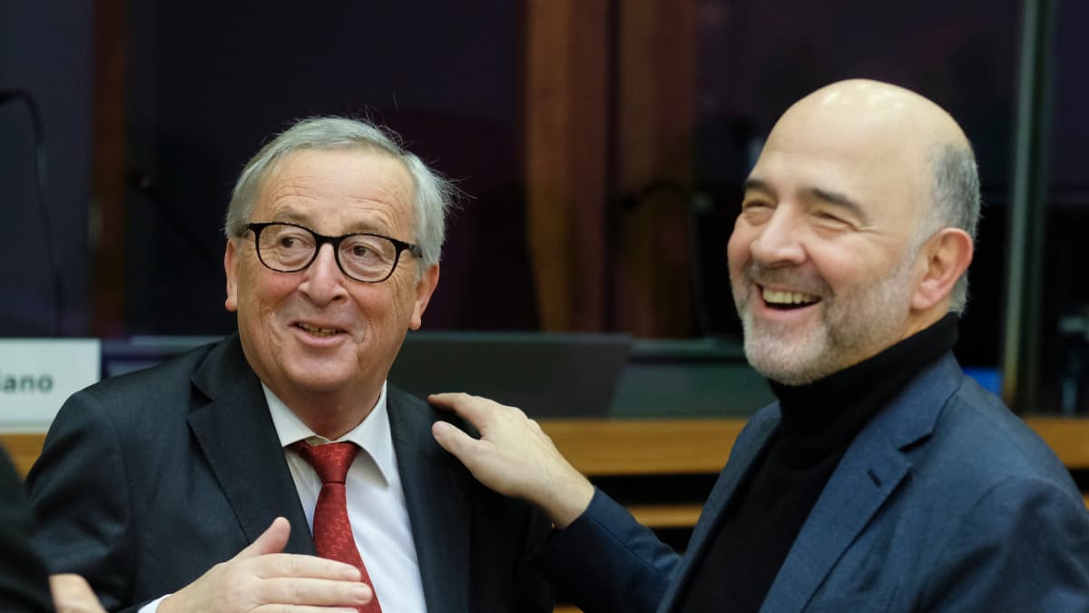 Komission puheenjohtaja Jean-Claude Juncker (vas.) ehdotti luopumista yksimielisyysperiaatteesta verotuksessa. Esityksen esitteli talouskomissaari Pierre Moscovici.