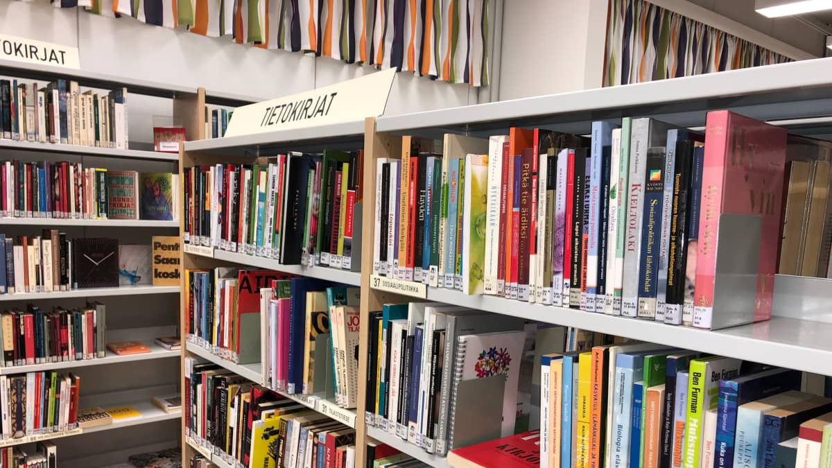 Kirjoja Inkeroisten kirjastossa.
