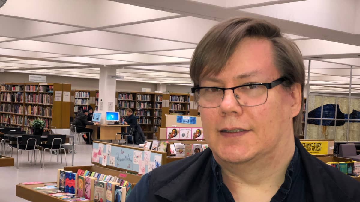 Marko Niskapohja Kouvolan kirjastossa.