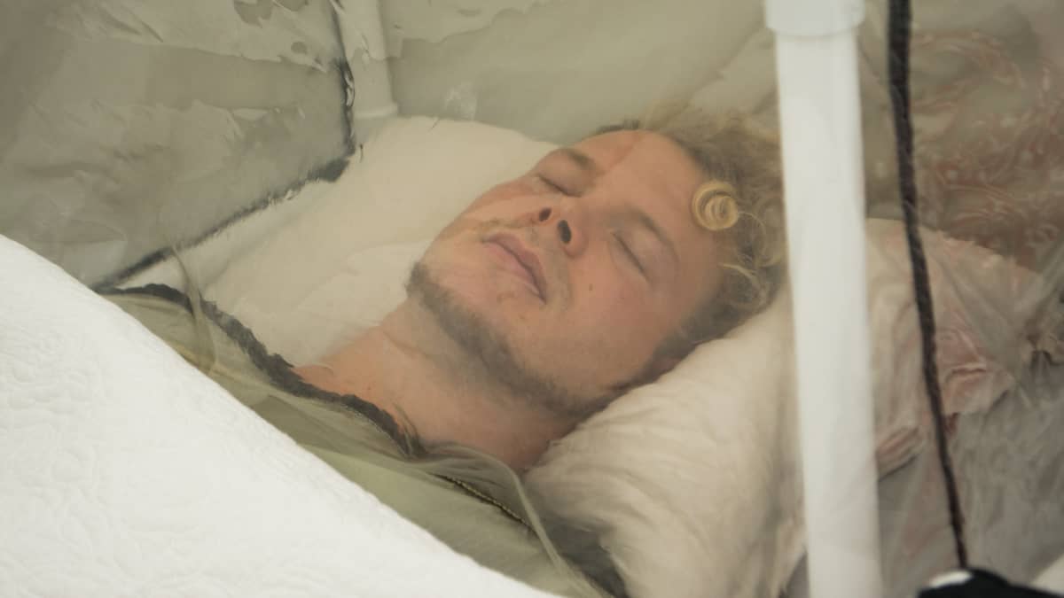 Soutaja Joel Naukkarinen nukkuu alppiteltassa
