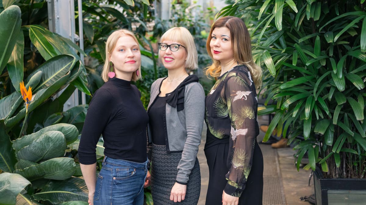 Punaisten lyhtyjen Helsinki -kirjan kirjoittivat Iisa Aaltonen, Katja Tikka ja Elina Maaniitty.