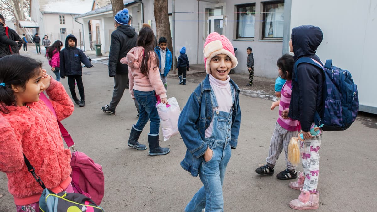 Iranilaiset lapset käyvät serbialaisessa koulussa.
