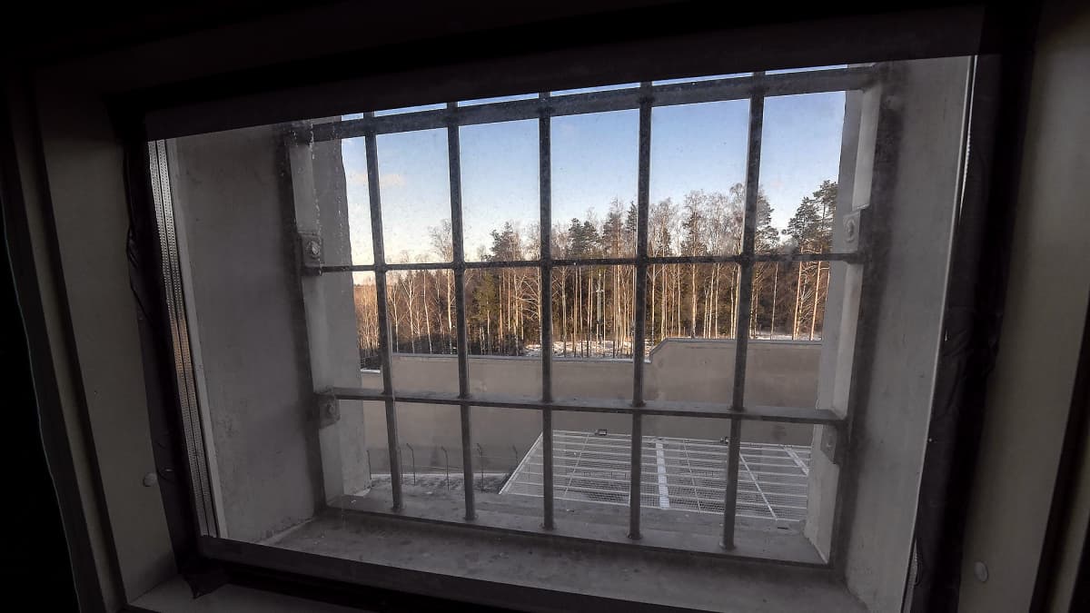 Näkymä vankilan ikkunasta kaltereiden takaa.
