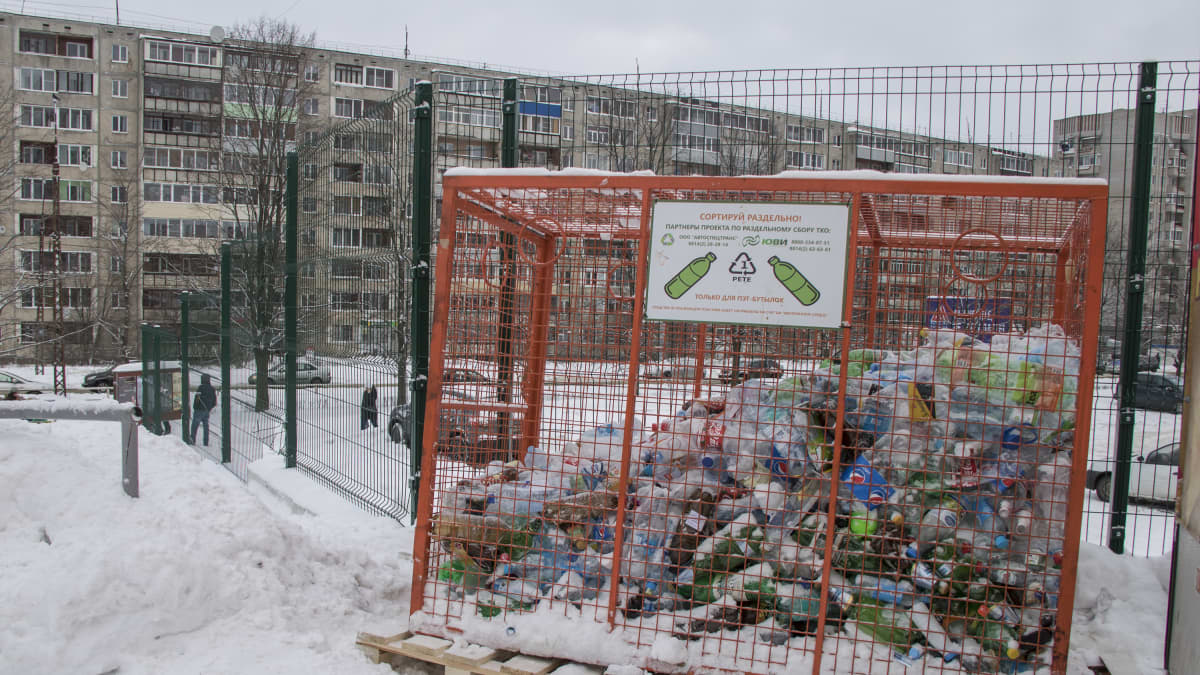 Muovipullojen keräyshäkki Petroskoissa