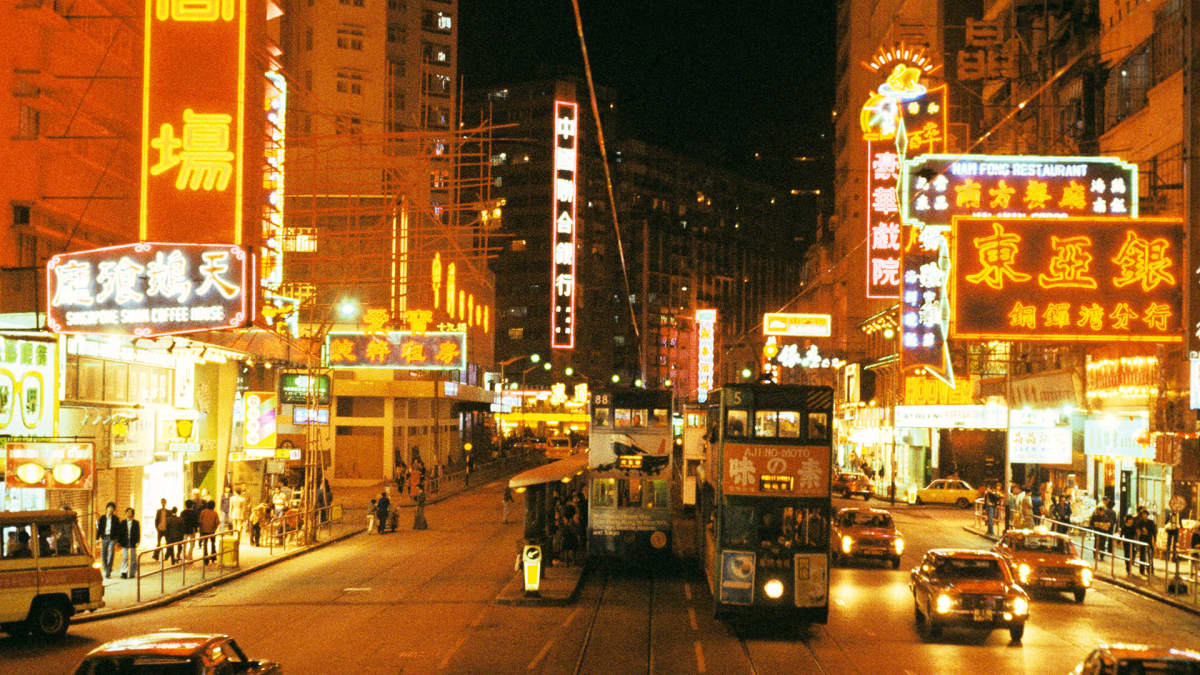 Katunäkymä Hongkongista 1970-luvun loppupuolelta.