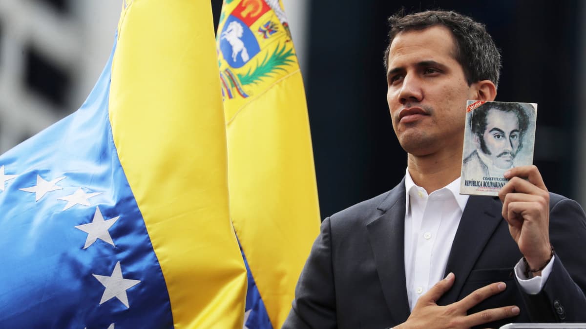 Oppositiojohtaja Juan Guaidó esitti vannovansa presidentin virkavalan keskiviikkona Caracasissa.