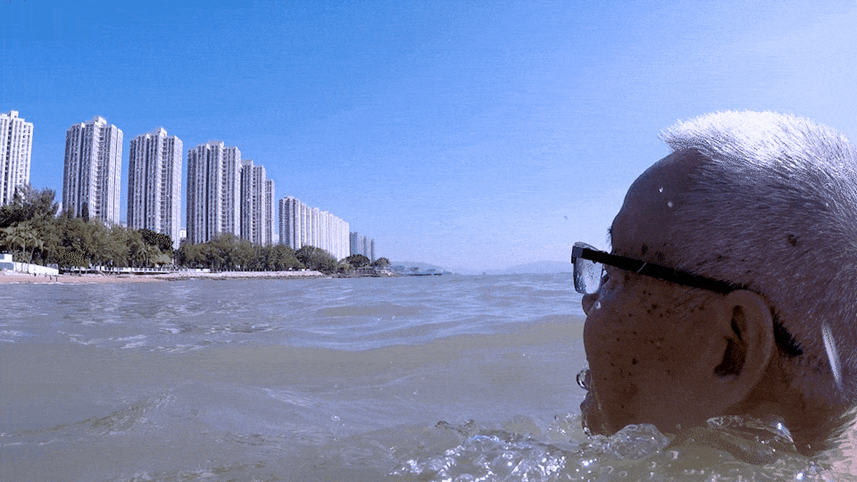 Hong Ying käy yhä säännöllisesti uimassa Hongkongin edustalla.