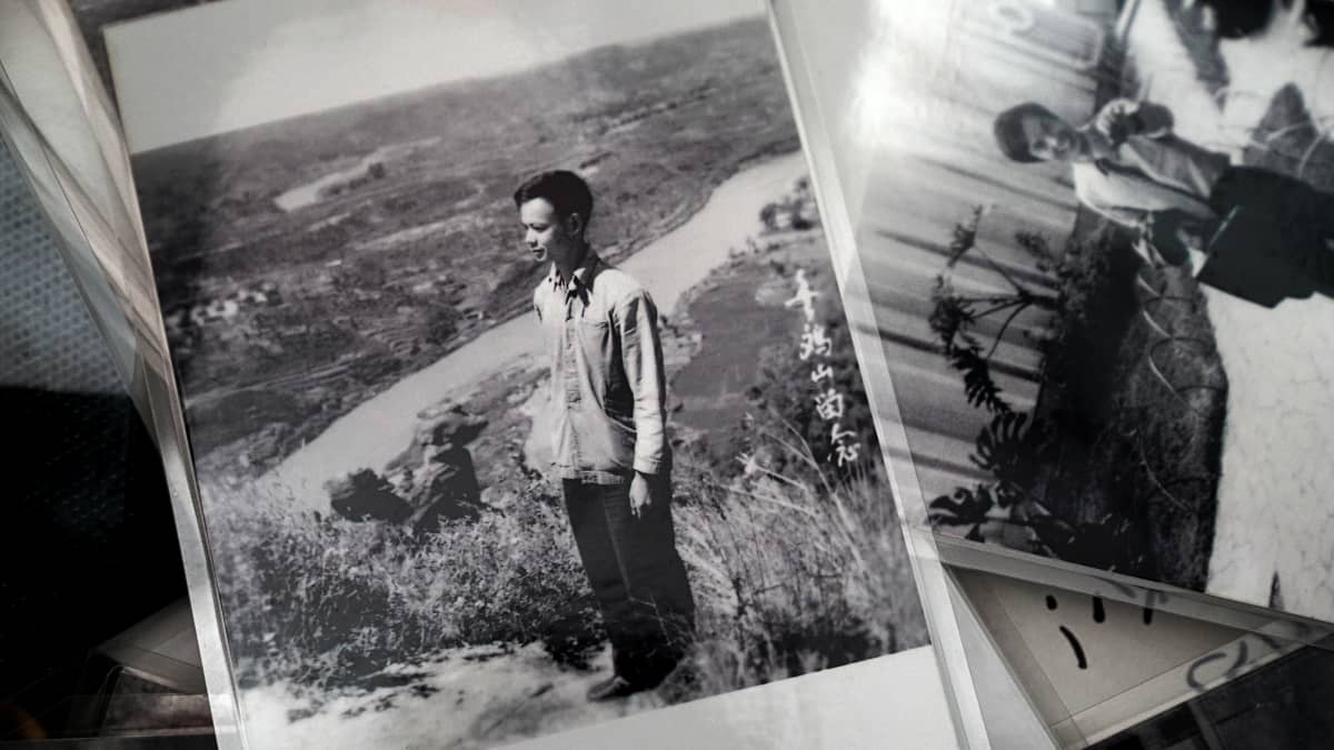 Kukkulalla otetussa kuvassa vajaa kolmekymppinen Hong Ying on vielä kotona Kiinassa. Hän muistelee, että kuva on otettu joitain kuukausia ennen pakoa.