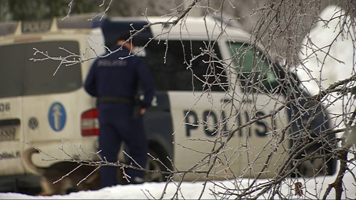 Poliisi ja poliisikoira.