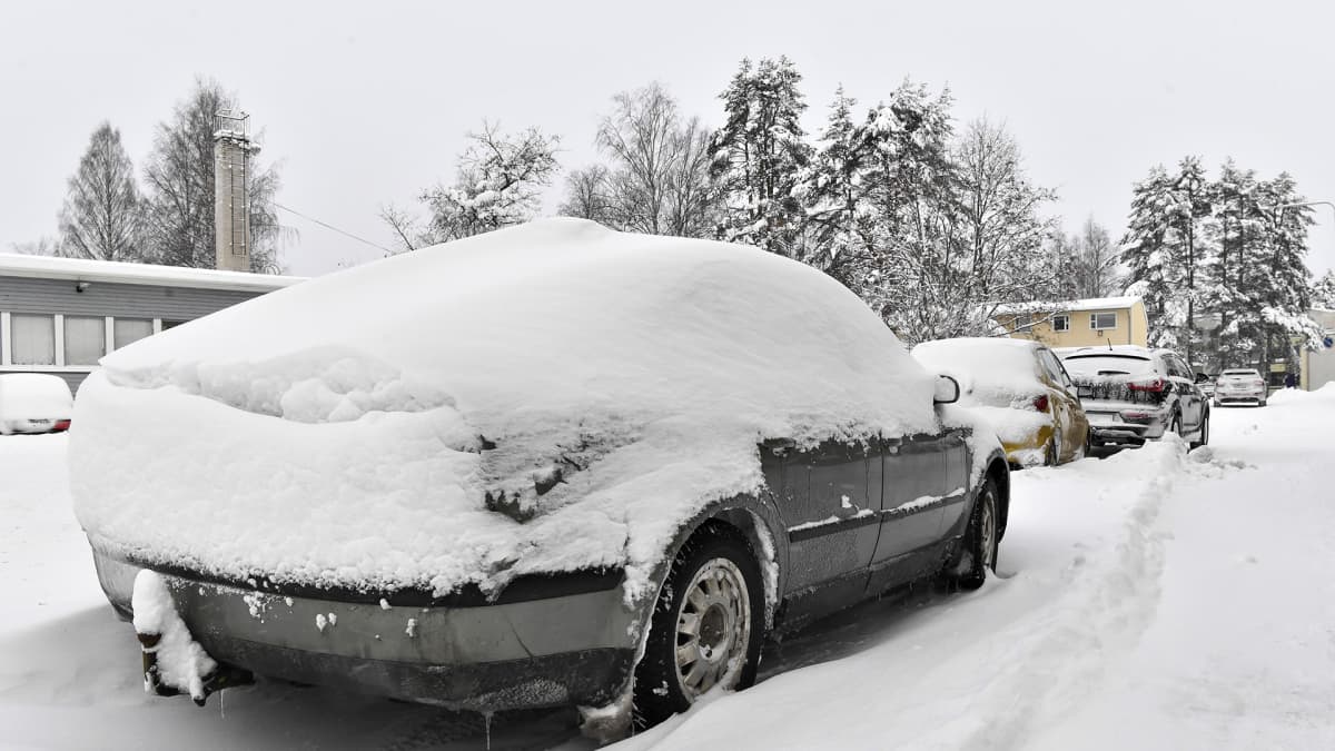 Autoit ovat peittyneet lumen alle.