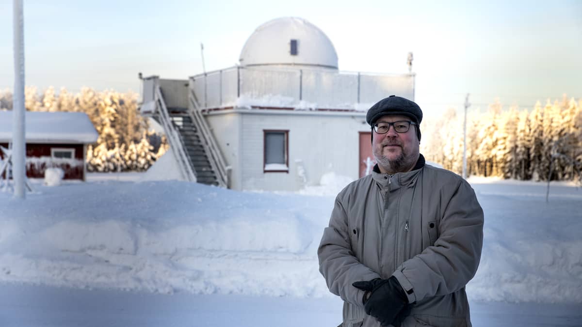 Arto Oksanen seisoo Hankasalmen observatorion edessä.