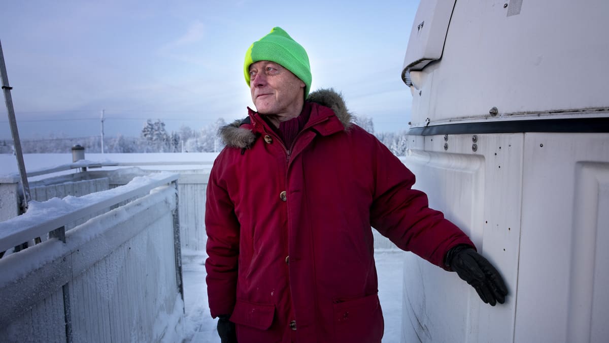 Kauko Saarinen Hankasalmen observatorion edessä.