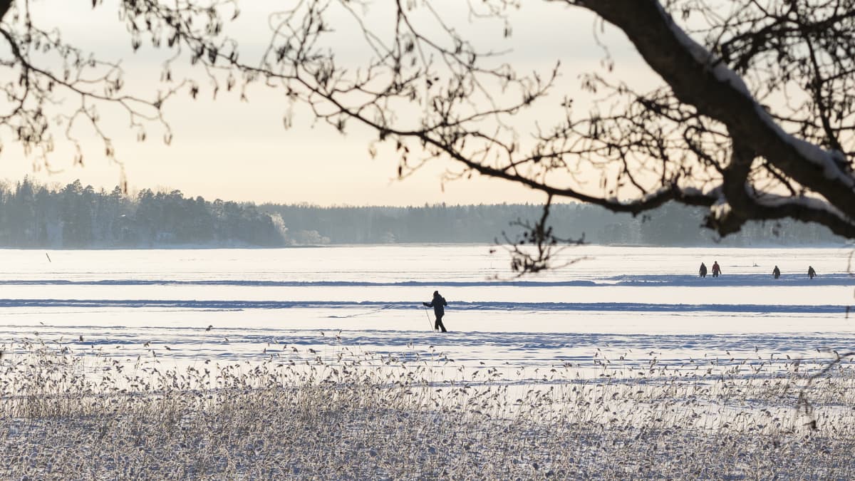 Ihmisiä meren jäällä