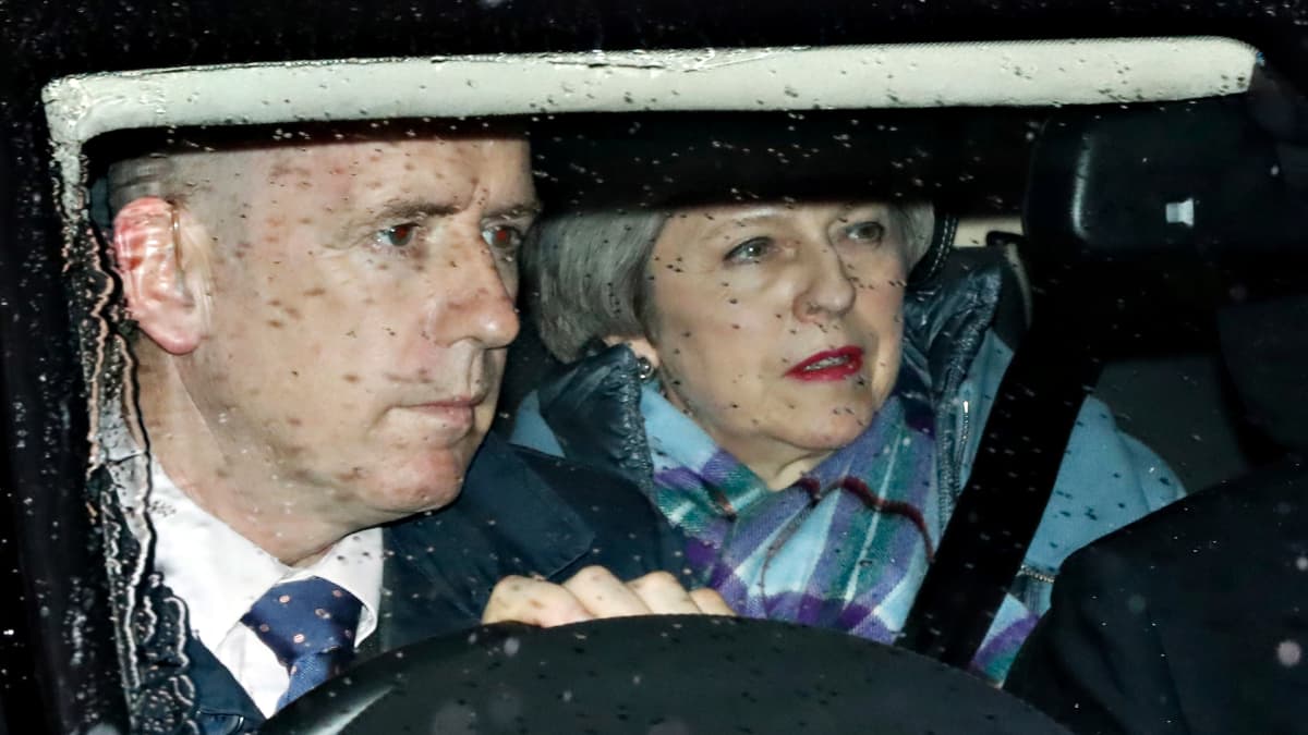  Theresa May lähdössä parlamentista äänestysten jälkeen.