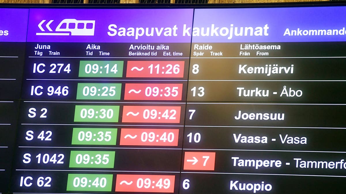 Näyttö Helsingin Rautatieasemalla kertoo kaukojunien myöhästymisistä.