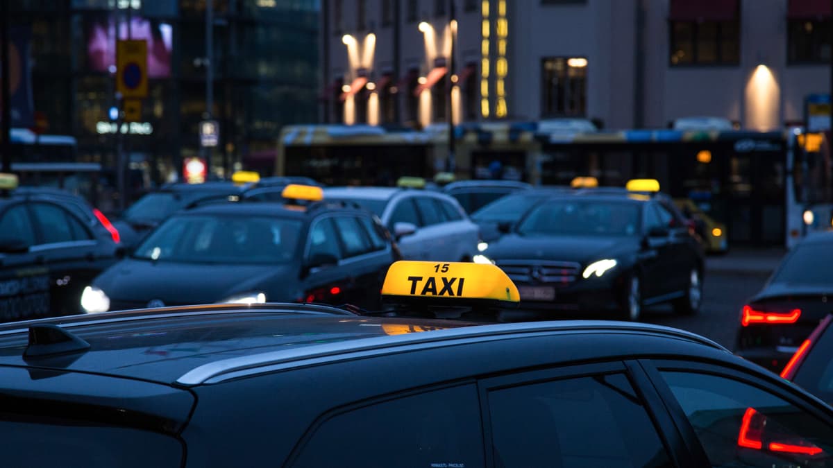 Taksien koronapiina pahenee – kyytejä myydään jopa puoleen hintaan | Yle  Uutiset