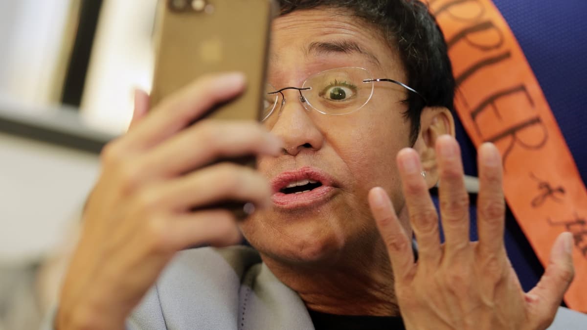 Filippiiniläinen toimittaja Maria Ressa kävi videoneuvottelua kännykällään tammikuussa Manilassa.