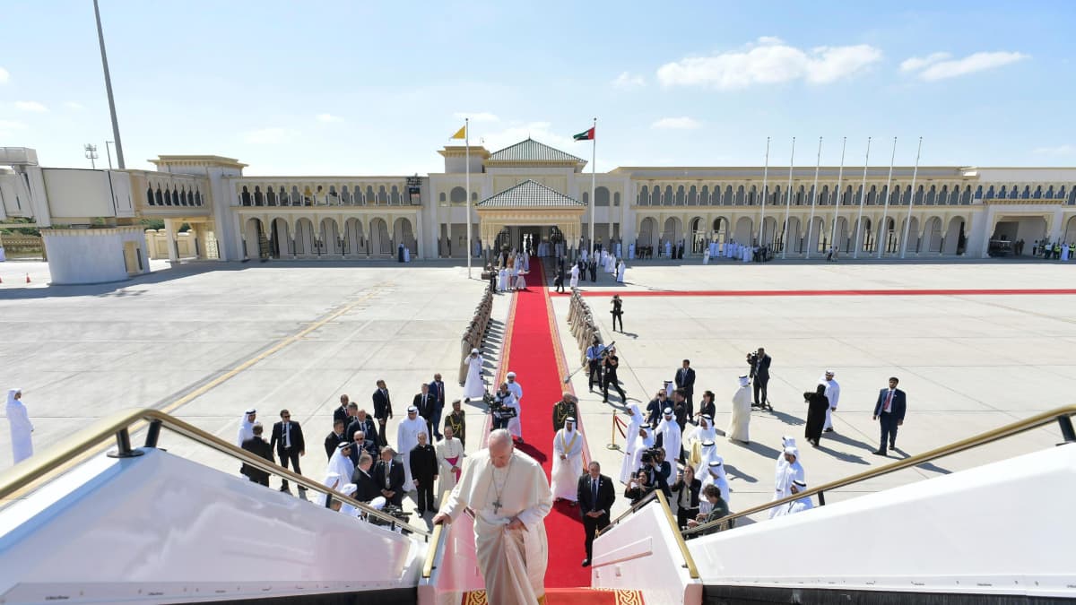 Paavi Franciscus nousee koneeseen Abu Dhabissa.
