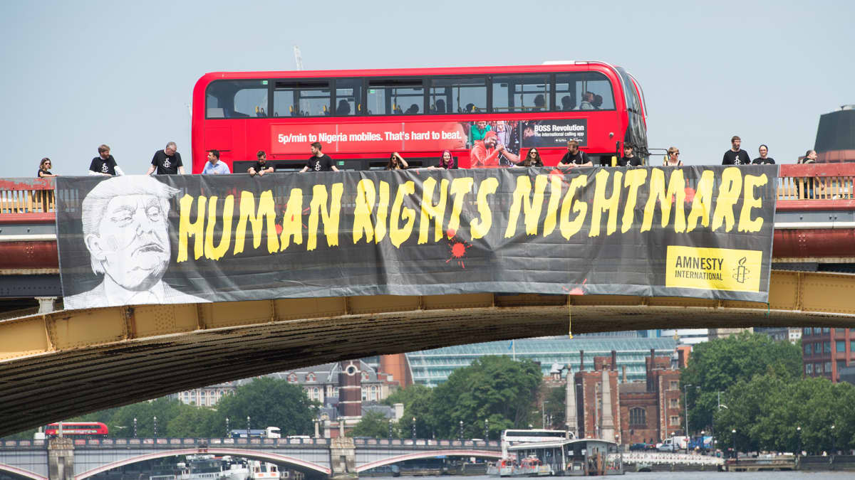 Amnestyn Trumpin vastainen banneri Vauxhallin sillalla Lontoossa 12. heinäkuuta 2018.