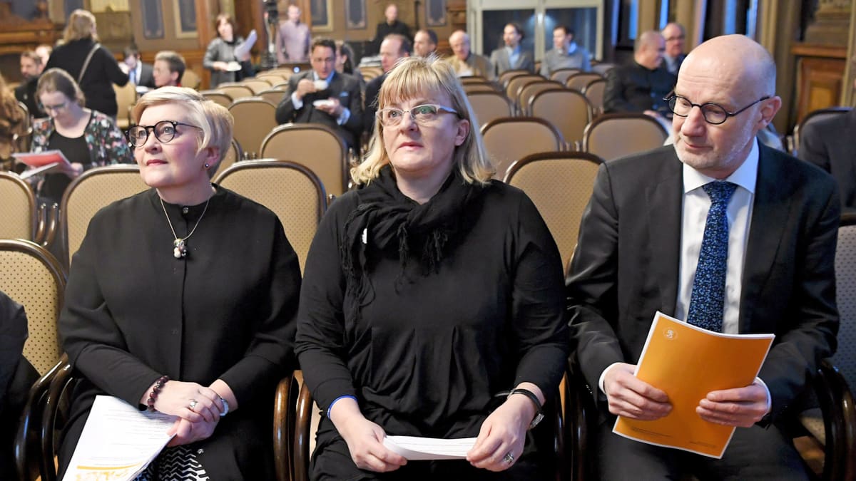 Vasemmalta, kunta- ja uudistusministeri Anu Vehviläinen, sosiaali- ja terveysministeri Pirkko Mattila ja tutkimuksen tieteellinen johtaja, työelämäprofessori Olli Kangas Turun yliopistosta perustulokokeilun ensimmäisten tulosten julkistustilaisuudessa Helsingissä 8. helmikuuta.
