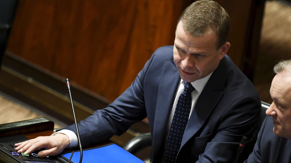 Valtiovarainministeri Petteri Orpo sormi äänestysnapilla eduskunnan täysistunnossa.