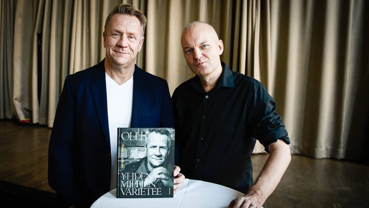 Olli Lindholmista kertovan Yhden miehen varietee -kirjan julkaisutilaisuus 19. lokakuuta 2017. Olli Lindholm ja Arno Kotro.