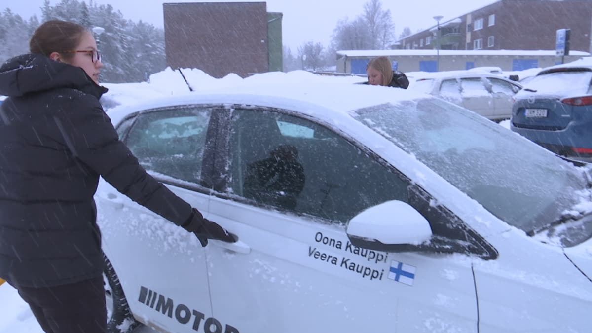 Oona ja Veera Kaupilla on käytössään IKSUn tarjoama auto.