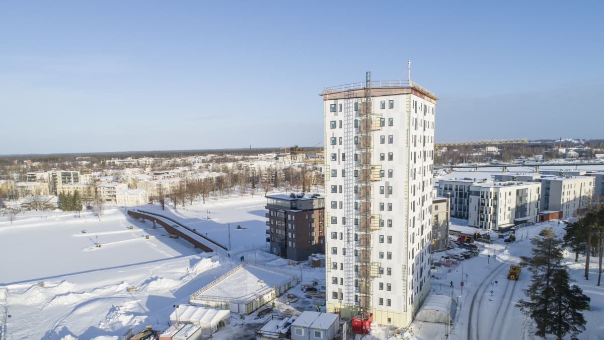 50-metrisen puukerrostalon rakentaminen on ollut haastava urakka –  Joensuuhun valmistuu yksi Pohjoismaiden korkeimmista puutornitaloista
