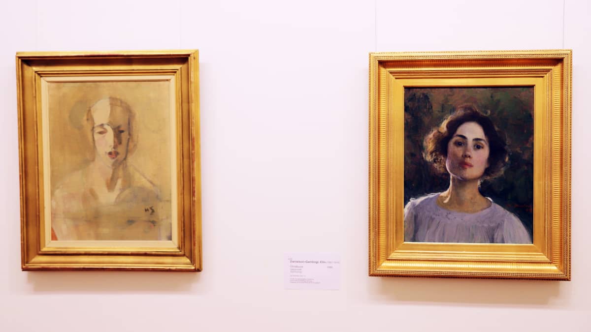 Vasemmalla Helene Scjerfbeckin Muotokuva edestä: Dora Estlander ja oikealla Elin Danielson-Gambogin maalaus Omakuva. Aineen kuvataidesäätiön kokoelmista.