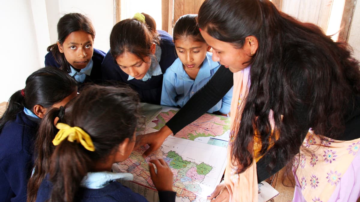 Sita Giri opettaa yhteiskuntaoppia Nepalissa Batsala Devin alakoulun seitsemäsluokkalaisille. 
