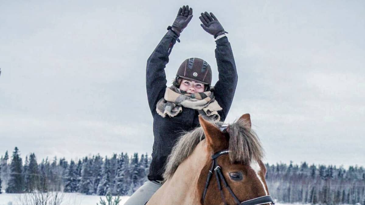 Janina Tiihonen hevosen selässä