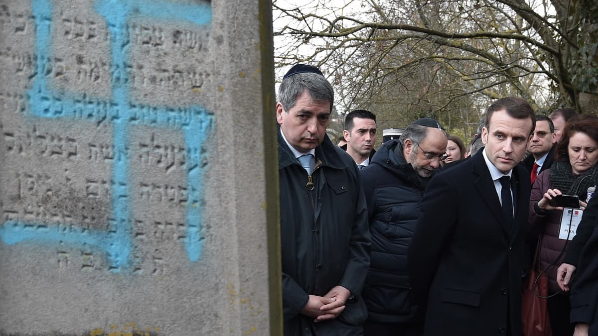 Presidentti Emmanuel Macron vieraili Quatzenheimin hautausmaalla, jossa kymmeniä hautakiviä oli tärvelty hakaristein. 