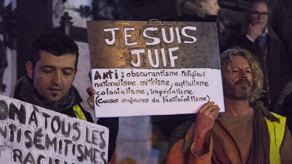 Pariisin mielenosoitukseen osallistui myös keltaliivejä, jotka sanoutuivat irti antisemitismistä. 