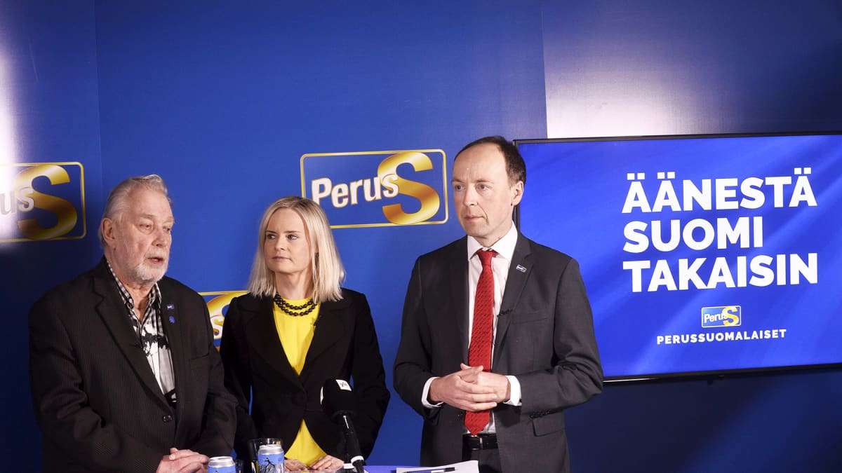 Perussuomalaisten viestintävastaava Matti Putkonen, poliittinen suunnittelija Riikka Purra ja puheenjohtaja Jussi Halla-aho.