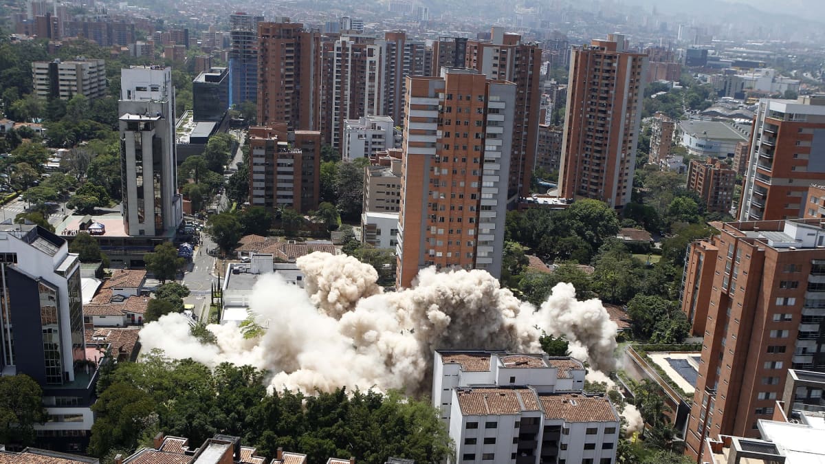 Valkoinen betonipölypilvi levisi Medellinissä, kun huumeparoni Pablo Escobarin entinen asuinrakennus hävitettiin maan tasalle.