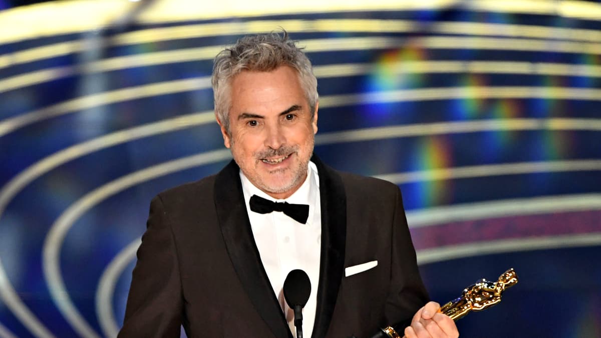 Alfonso Cuarón vastaanottamassa parhaan elokuvaohjaajan palkintoa Oscar-gaalassa 24. helmikuuta.