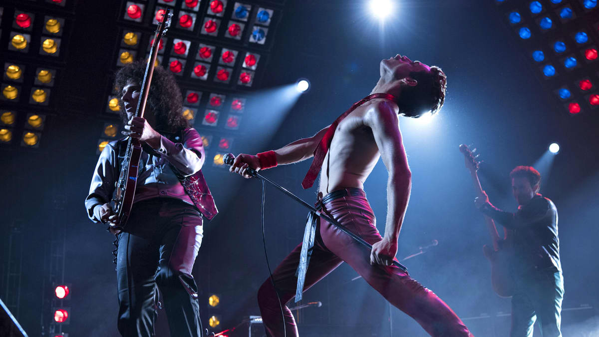 Rami Malek (etualalla) esittää Bohemian Rhapsody -elokuvassa Freddie Mercurya ja Gwilym Lee kitaristi Brian Mayta.
