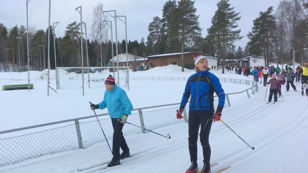 Siiri Rantanen ja Marja-Liisa Kirvesniemi opastivat nuoria hiihdon saloihin Juvalla.