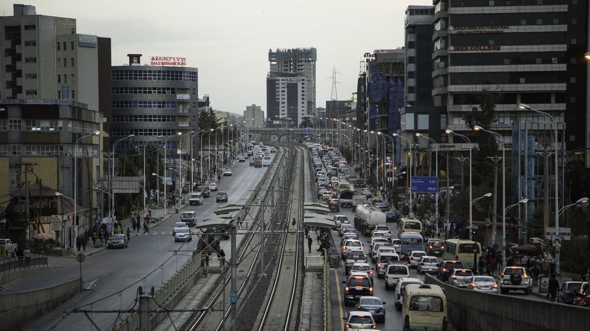 Raitiotie ja kerrostaloja Addis Abeban keskustassa.